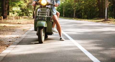 мотоциклістів та мопедистів дають нові правила проїзду виділеними полосами