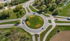 Чи потрібно вмикати поворотник при в’їзді на кругове перехрестя?