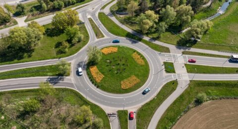 Чи потрібно вмикати поворотник при в’їзді на кругове перехрестя?
