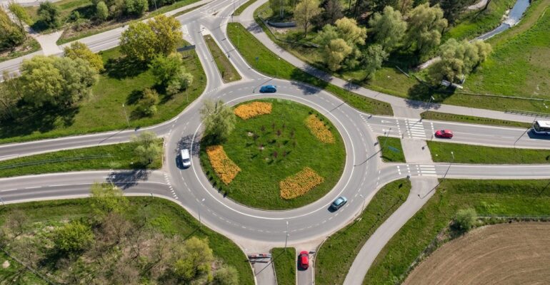 Чи потрібно вмикати поворотник при в’їзді на кругове перехрестя?